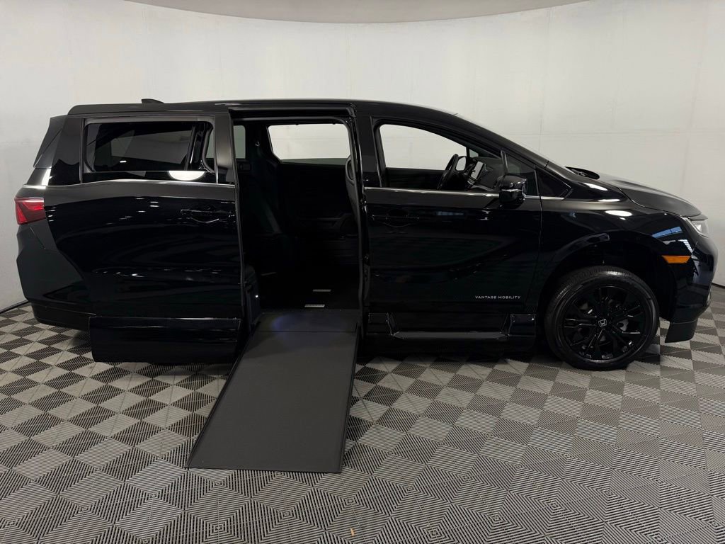 Used 2025 Honda Odyssey Sport-L image 16