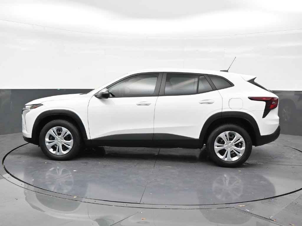 Used 2024 Chevrolet Trax LS FWD image 2