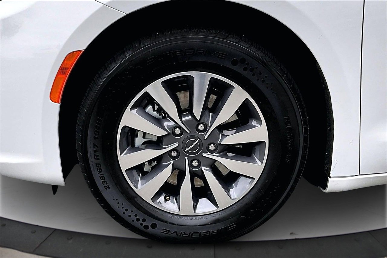 Certified 2024 Chrysler Pacifica Select image 34