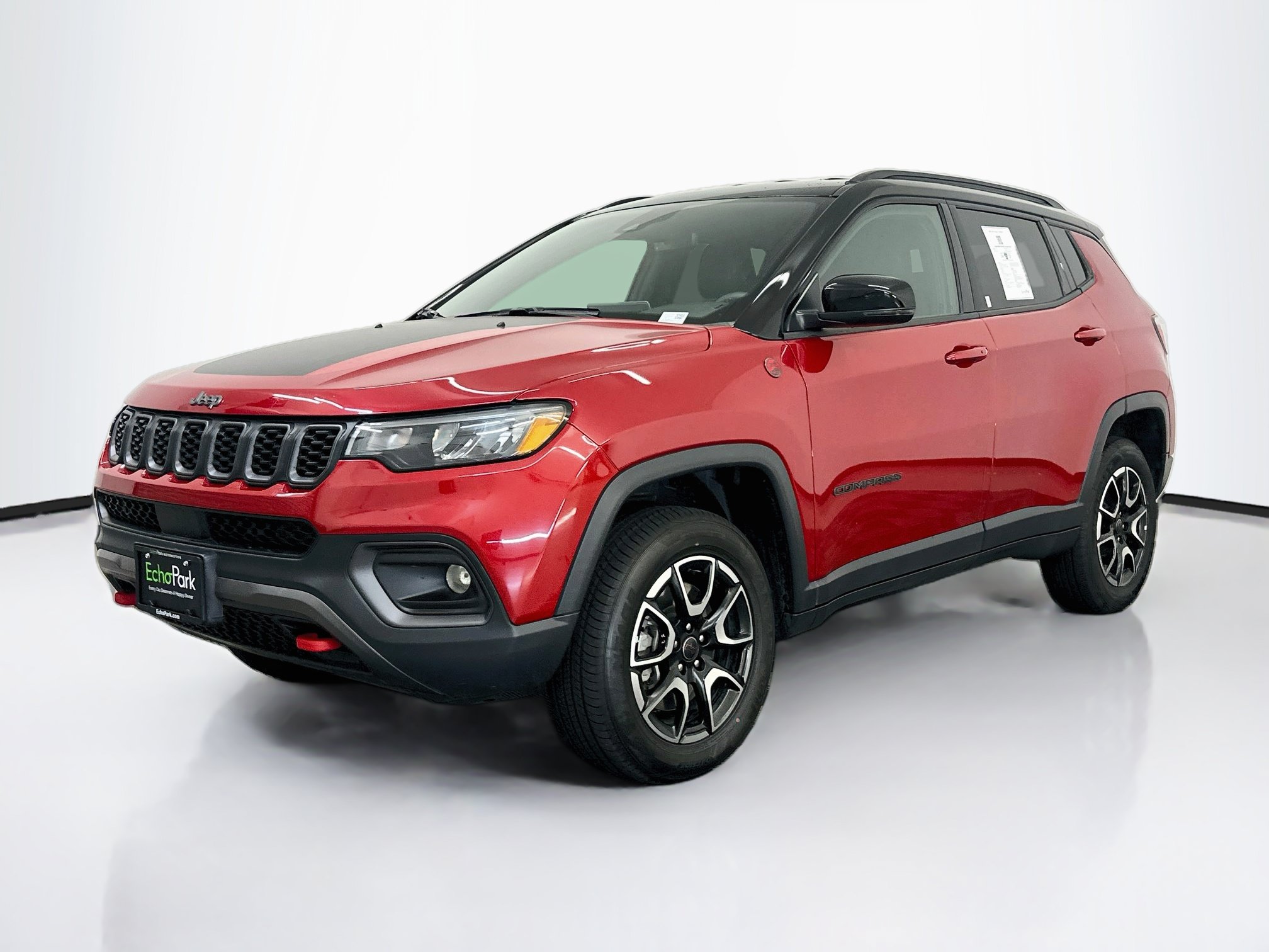 Used 2025 Jeep Compass Trailhawk AWD/4WD image 3