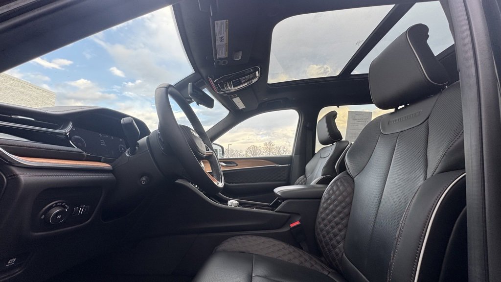 Used 2024 Jeep Grand Cherokee L Summit image 28