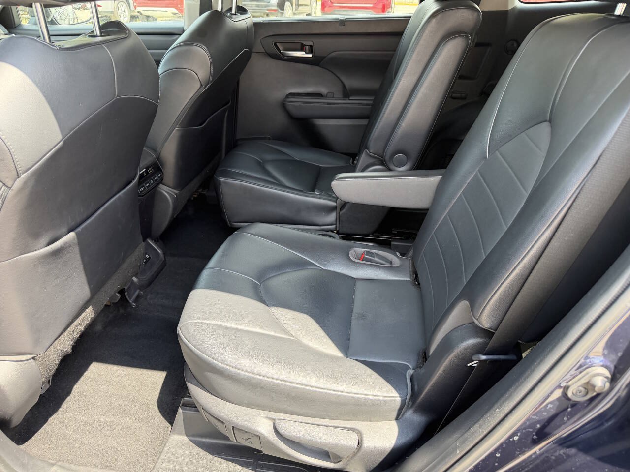 Used 2021 Toyota Highlander XLE AWD/4WD image 16