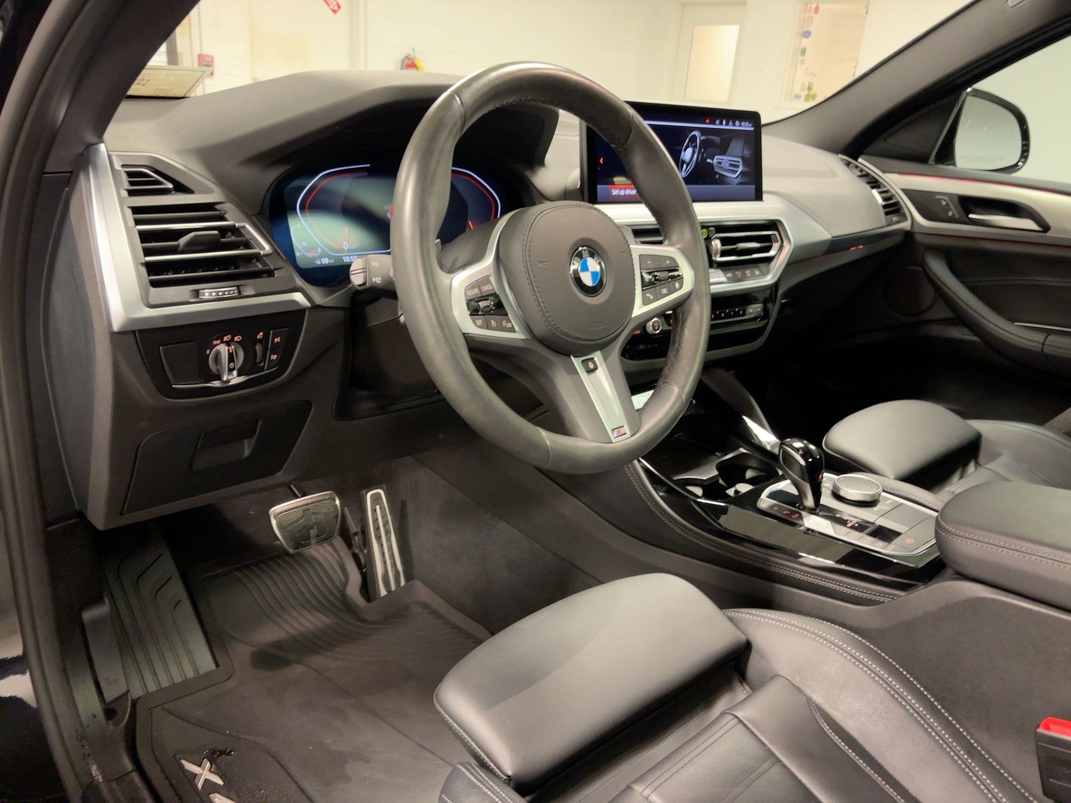 Certified 2025 BMW X4 xDrive30i w/ Premium Package image 4