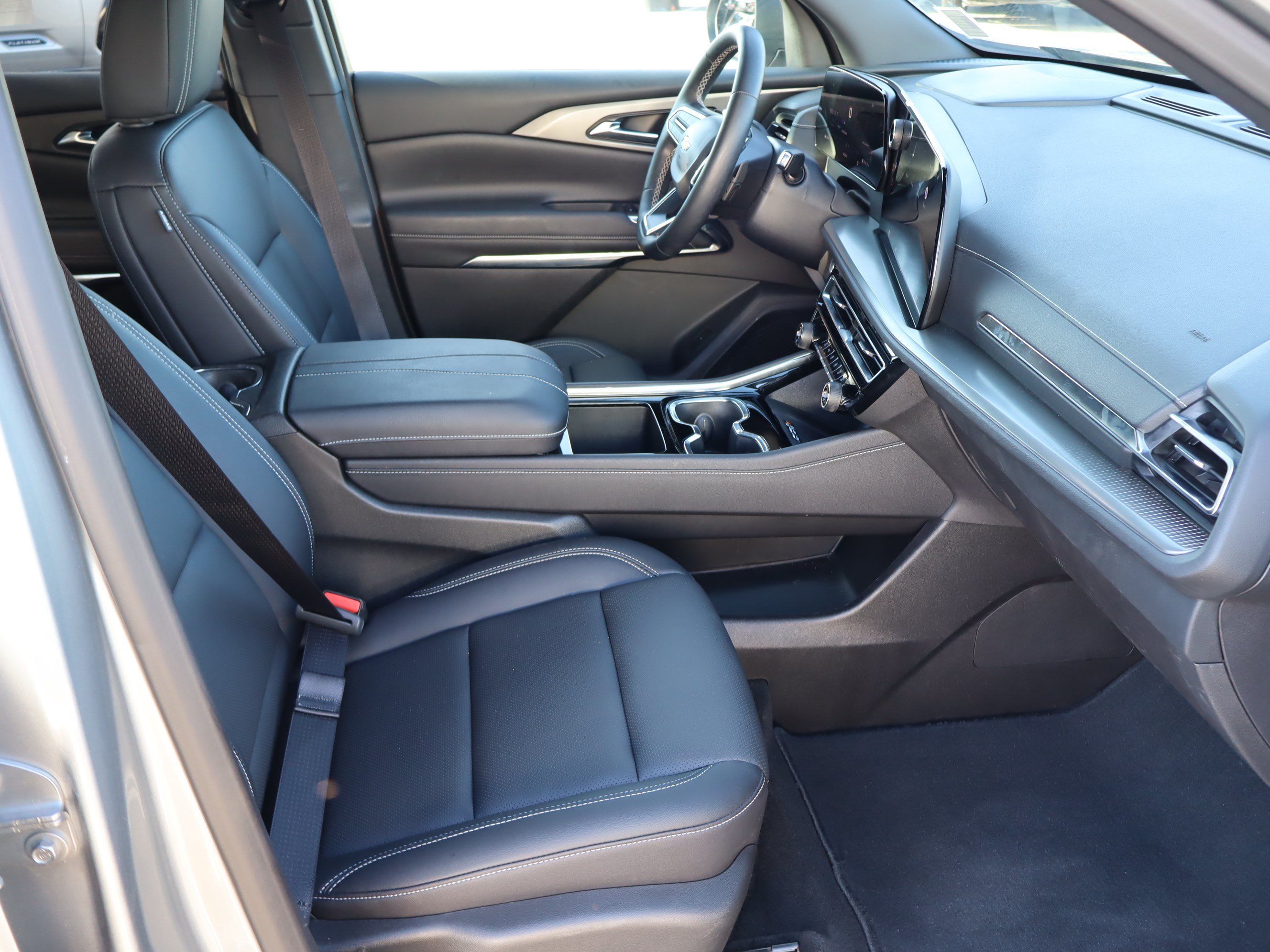 Used 2025 Chevrolet Traverse LT FWD image 38