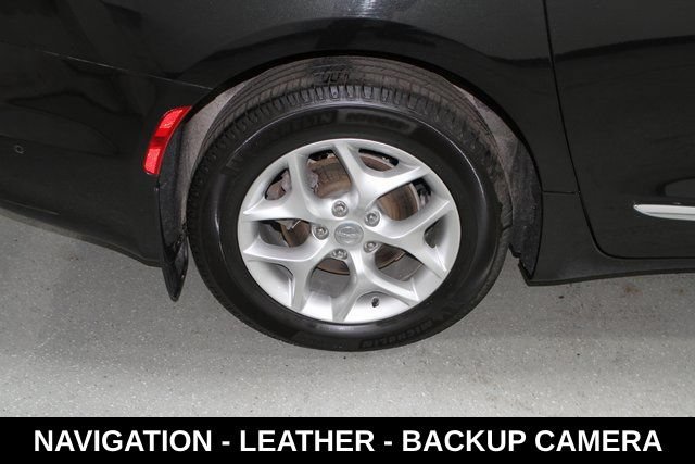 Used 2020 Chrysler Pacifica Touring-L Plus w/ Tire & Wheel Group FWD image 5