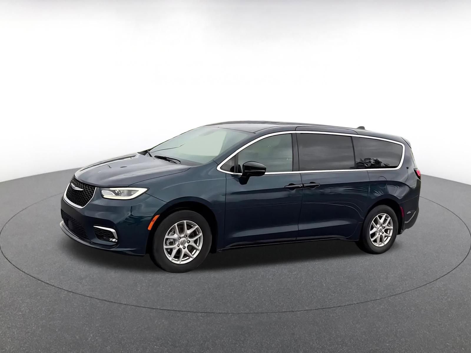 Used 2025 Chrysler Pacifica Select image 8
