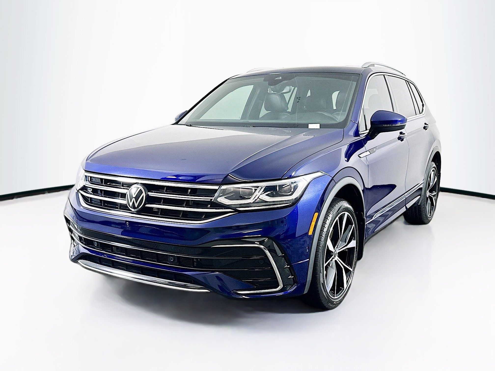 Used 2022 Volkswagen Tiguan SEL R-Line image 3
