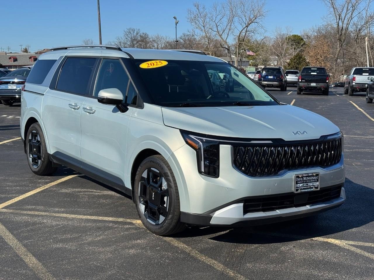 Used 2025 Kia Carnival EX image 2