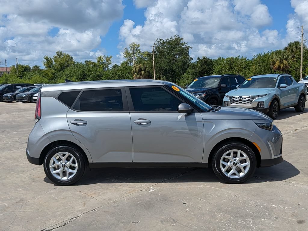 Certified 2025 Kia Soul LX w/ LX Technology Package FWD image 9