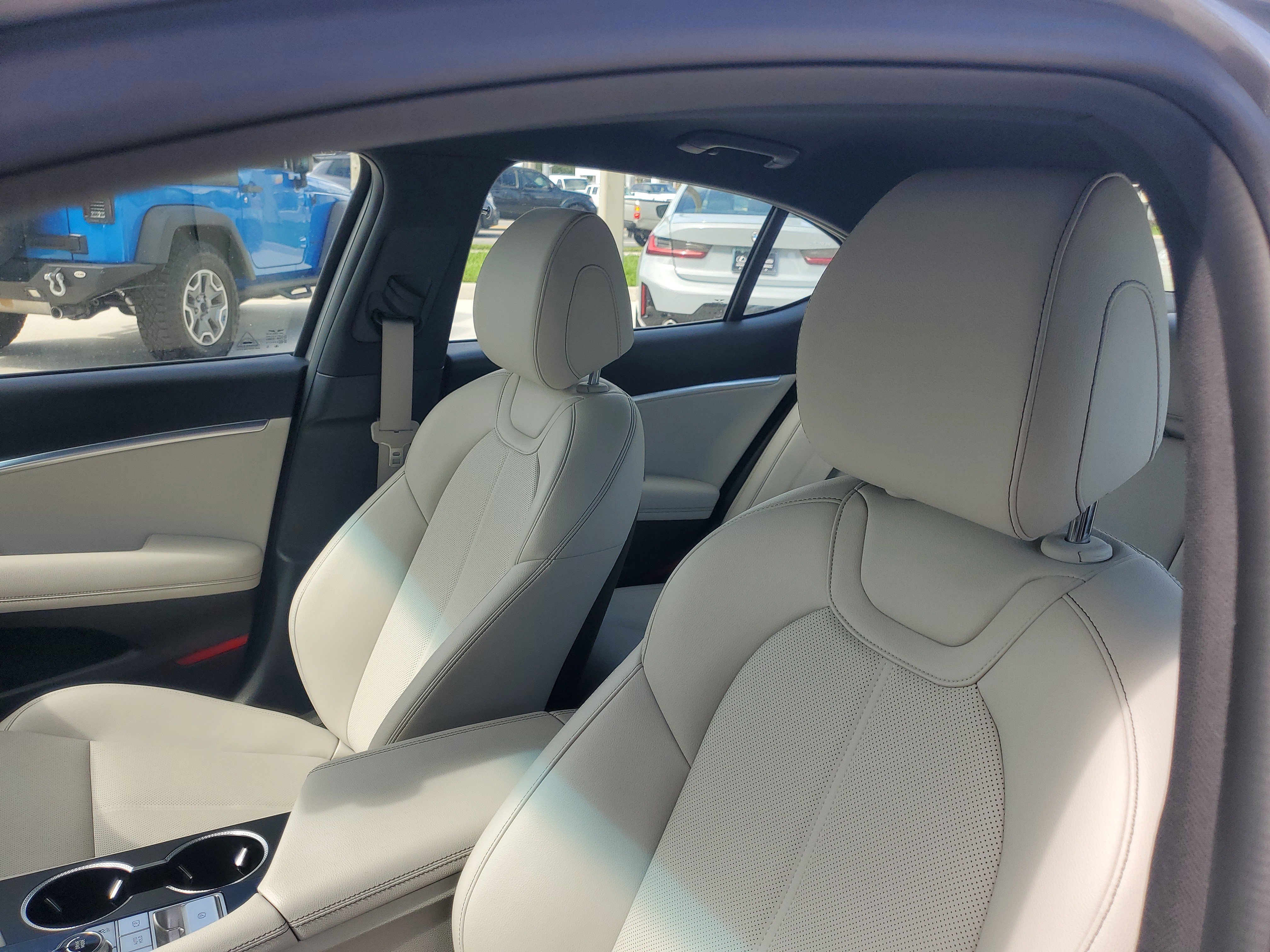 Used 2025 Genesis G70 2.5T image 22