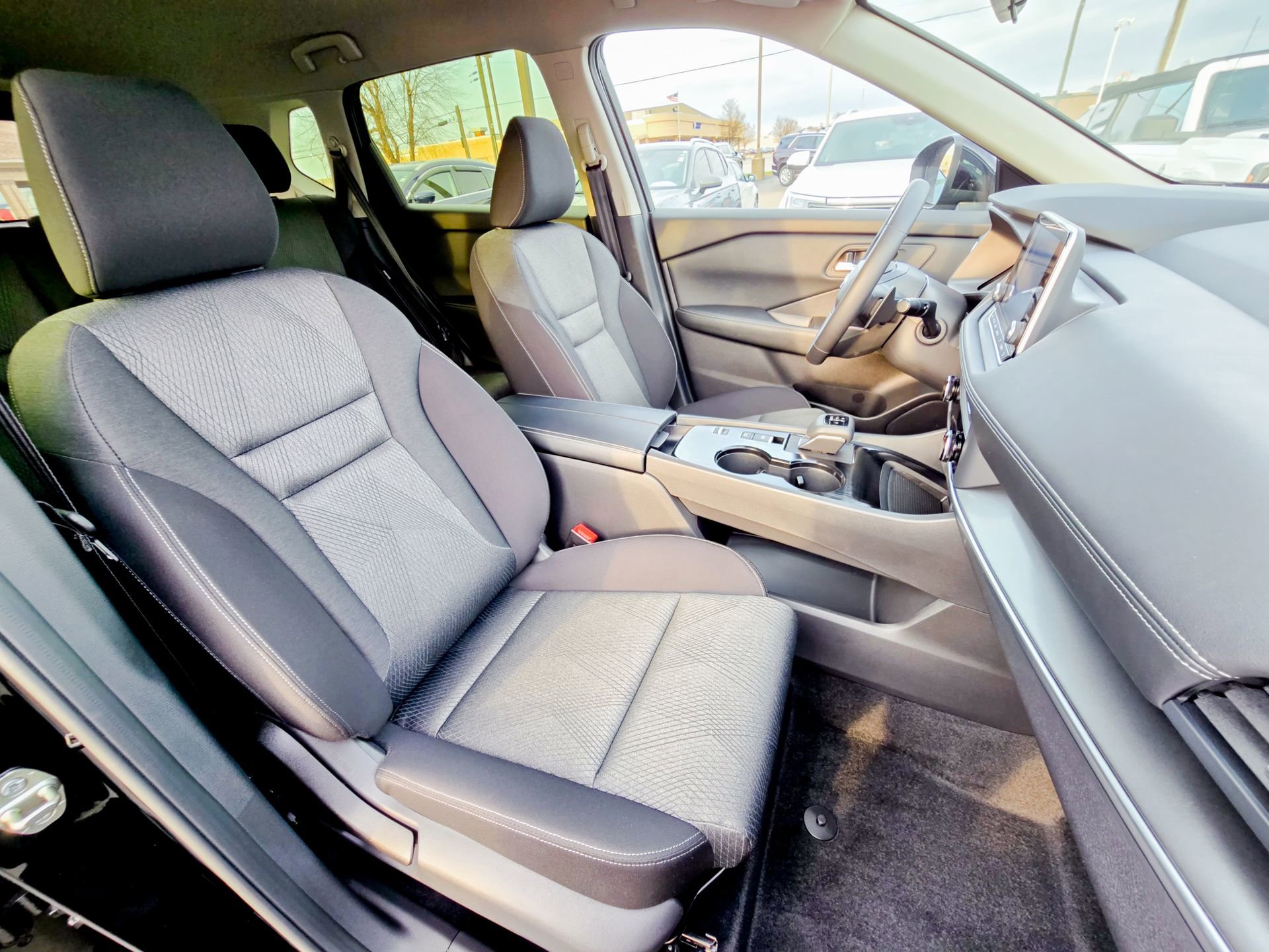 Used 2025 Nissan Rogue SV image 29