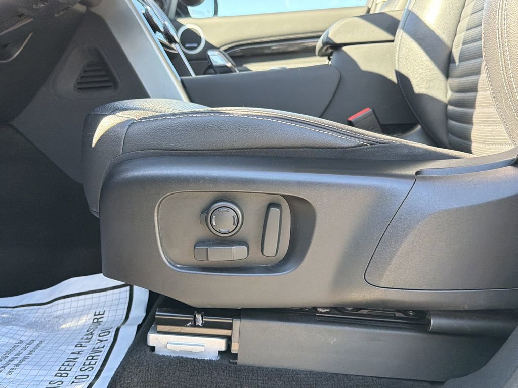 Used 2024 Land Rover Discovery S image 22