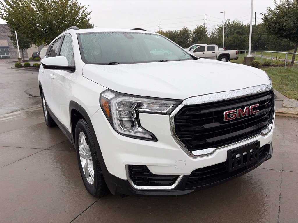 Used 2022 GMC Terrain SLE w/ Driver Convenience Package FWD image 2
