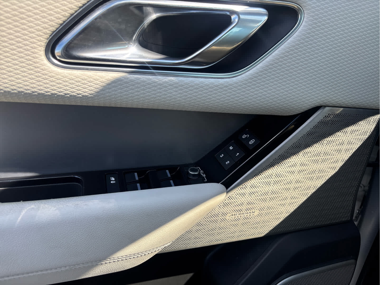 Used 2018 Land Rover Range Rover Velar R-Dynamic SE AWD/4WD image 33