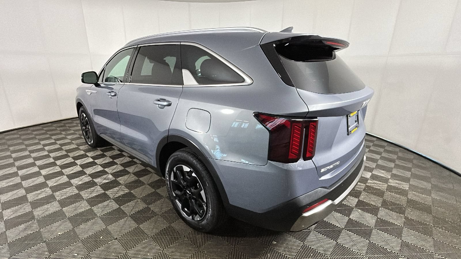 Used 2025 Kia Sorento S w/ Panoramic Sunroof Package FWD image 4