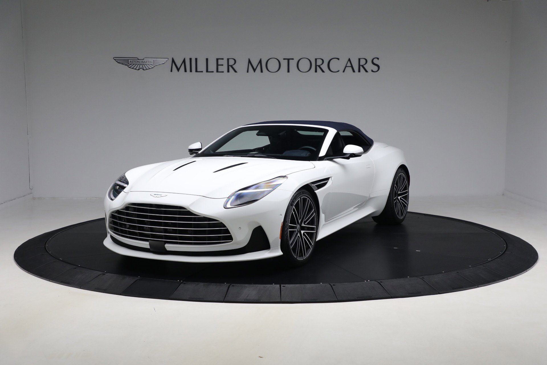 Used 2024 Aston Martin DB12 Convertible image 12