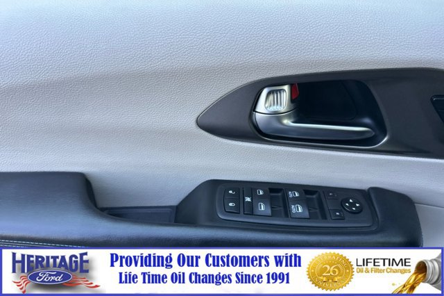 Used 2021 Chrysler Pacifica Touring-L FWD image 11