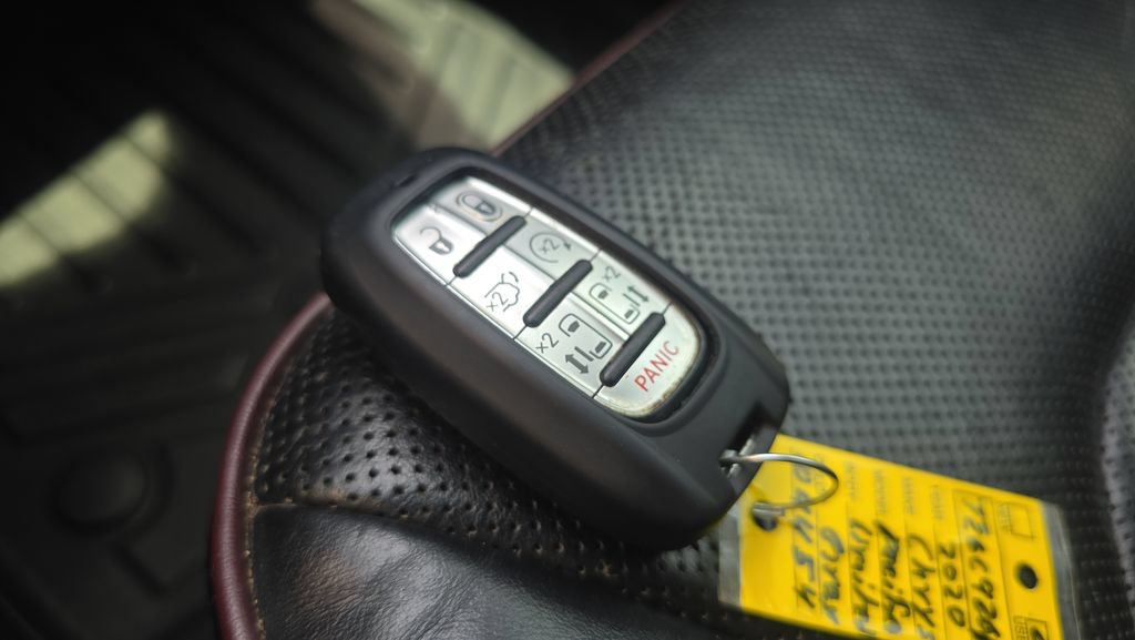 Used 2020 Chrysler Pacifica Limited FWD image 32