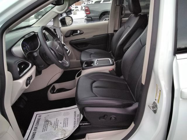 Used 2024 Chrysler Pacifica Touring-L image 9