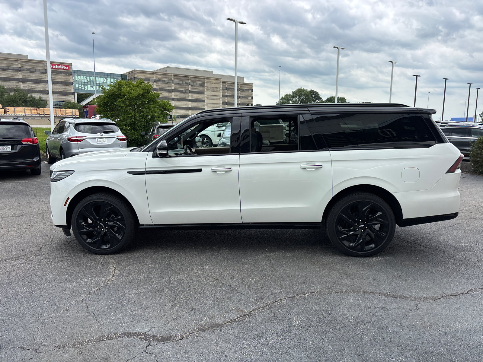 New 2026 Lincoln Navigator L Black Label AWD/4WD image 4