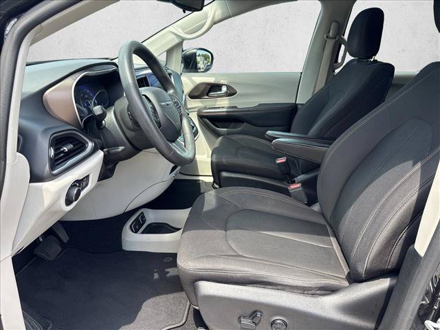 Used 2017 Chrysler Pacifica Touring w/ Tire & Wheel Group FWD image 10