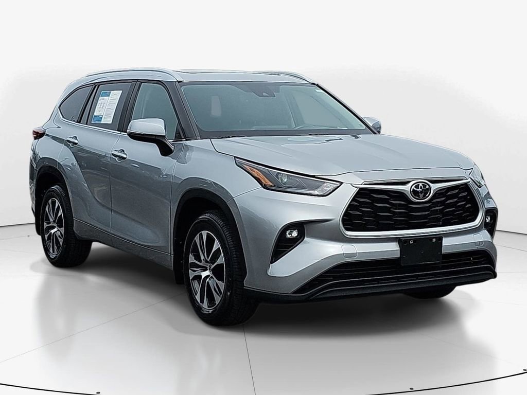 Used 2023 Toyota Highlander XLE FWD video 3