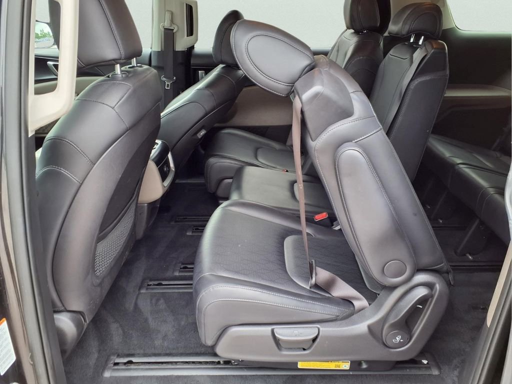 Used 2025 Kia Carnival FWD image 21
