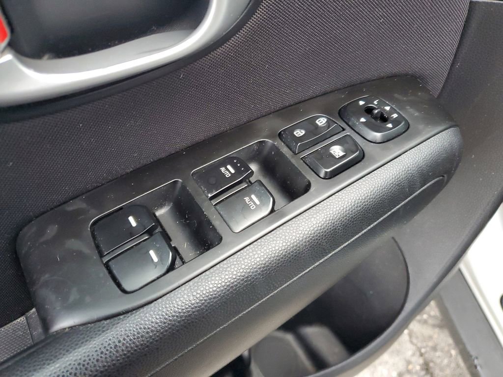 Used 2015 Kia Soul + image 19