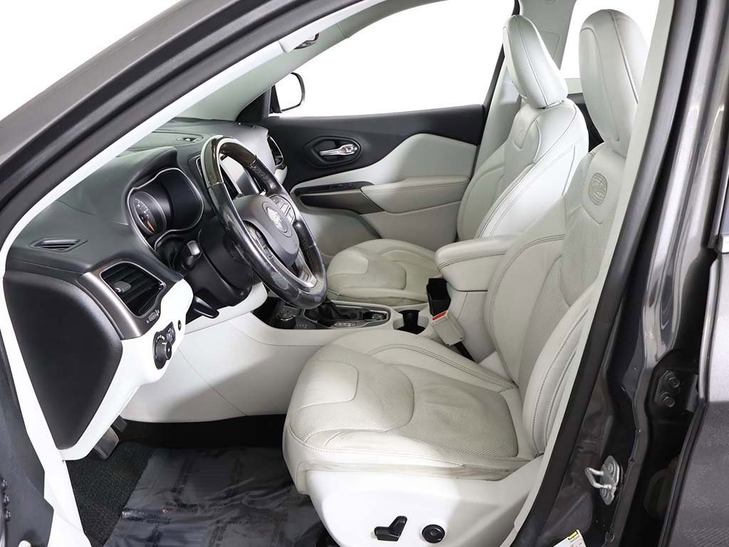 Used 2019 Jeep Cherokee Overland w/ Technology Group image 34