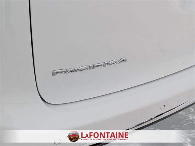 Used 2024 Chrysler Pacifica Touring-L image 10