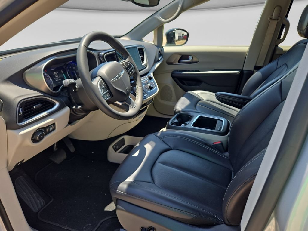 Used 2024 Chrysler Pacifica Touring-L FWD image 22