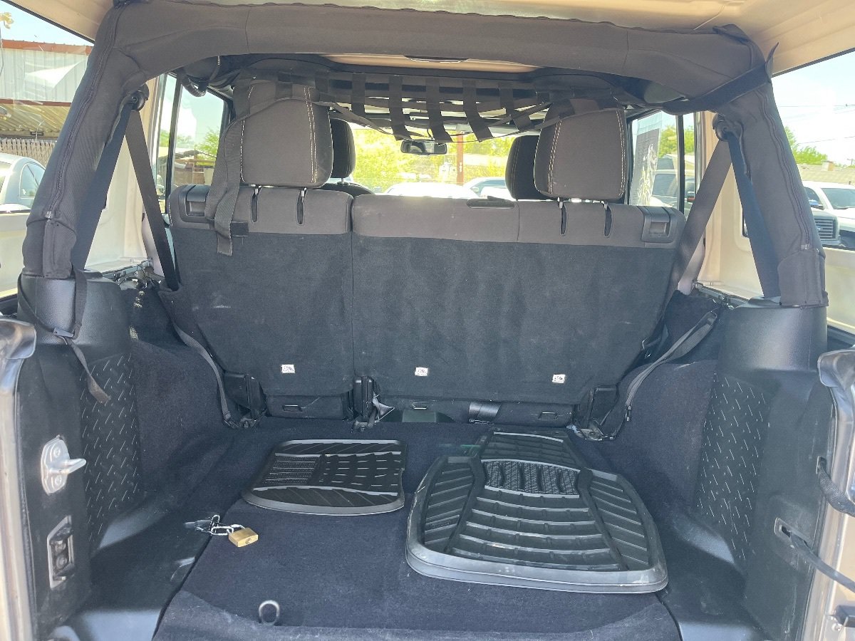 Used 2018 Jeep Wrangler Unlimited Sahara w/ Connectivity Group AWD/4WD image 28