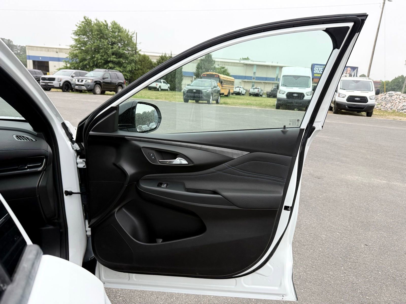 Used 2025 Buick Envista Sport Touring w/ Convenience II Package FWD image 24