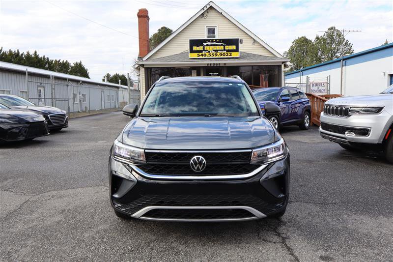Used 2024 Volkswagen Taos SE image 2