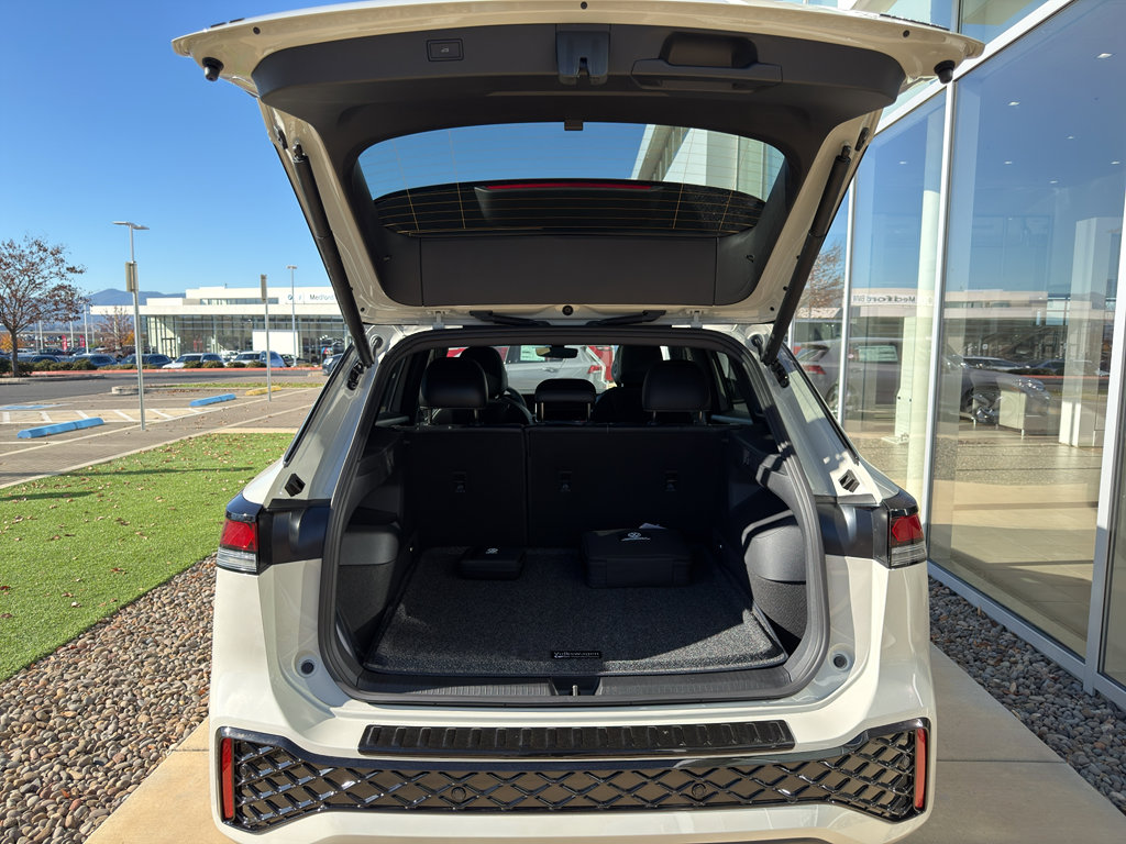 New 2026 Volkswagen Tiguan SE R-Line image 8