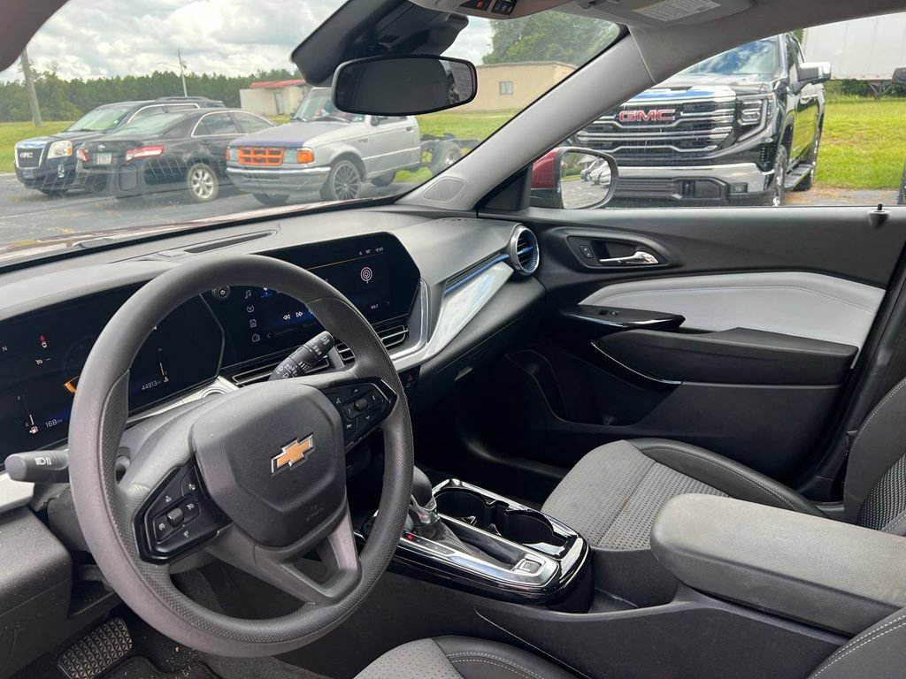 Used 2025 Chevrolet Trax LT FWD image 8