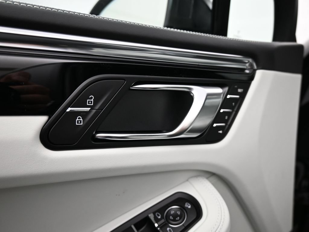 Certified 2026 Porsche Macan AWD/4WD image 16