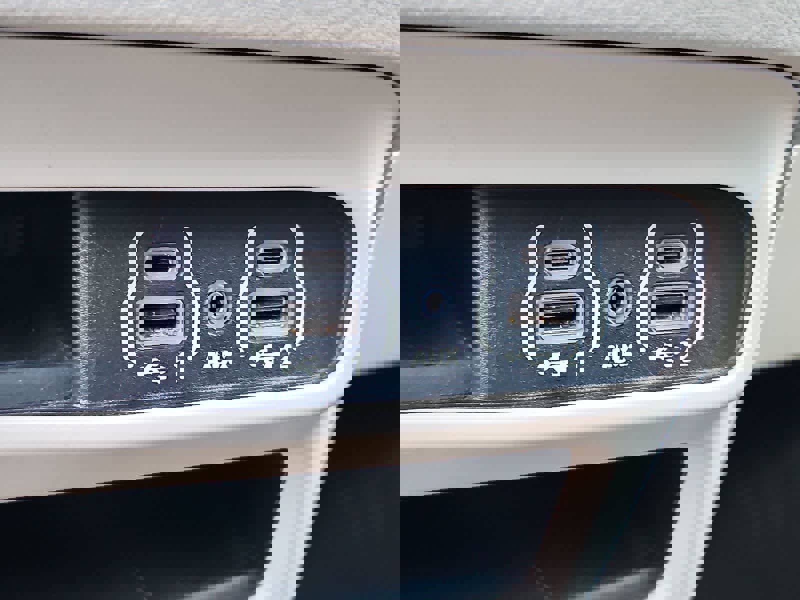 Certified 2023 Chrysler Voyager LX image 30