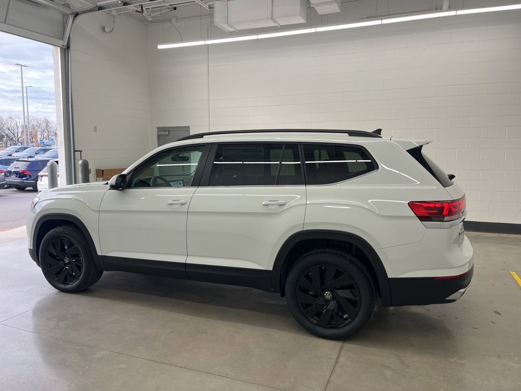 Certified 2025 Volkswagen Atlas SE image 2