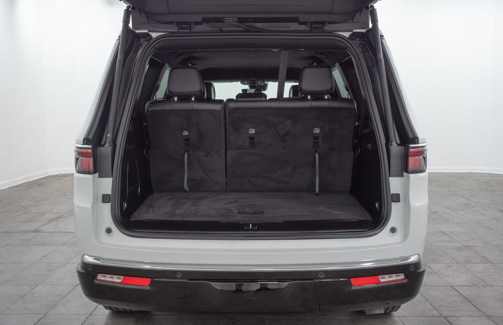 Used 2025 Jeep Wagoneer Series II RWD image 13