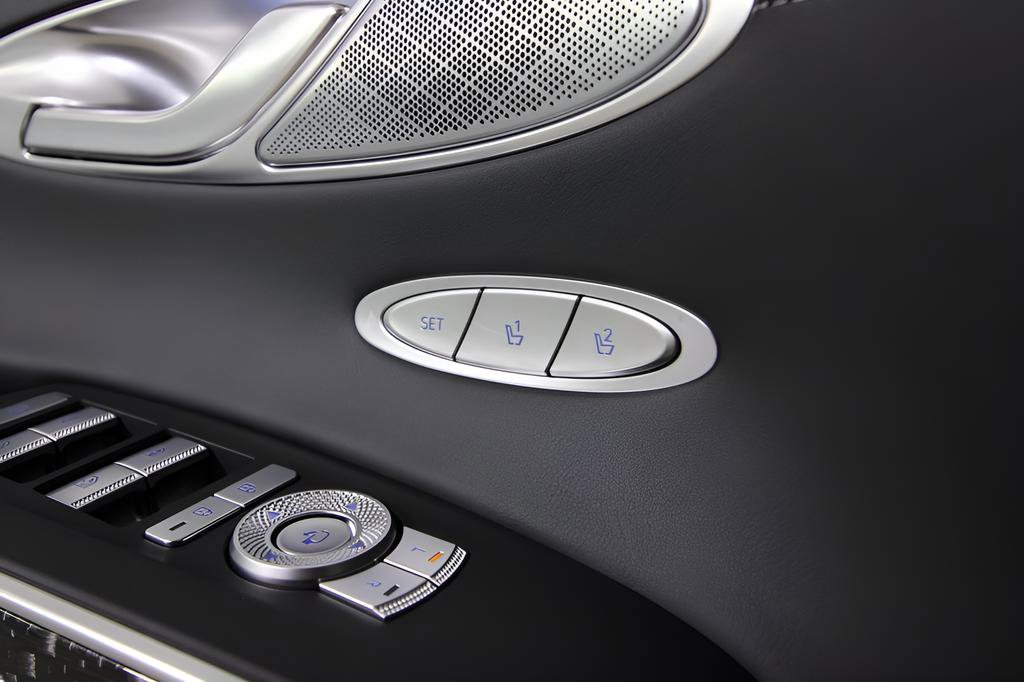 Used 2025 Genesis GV70 3.5T Sport w/ Sport Prestige Package AWD/4WD image 39