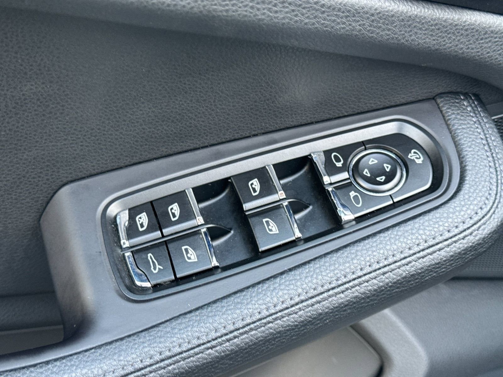 Certified 2022 Porsche Macan image 13