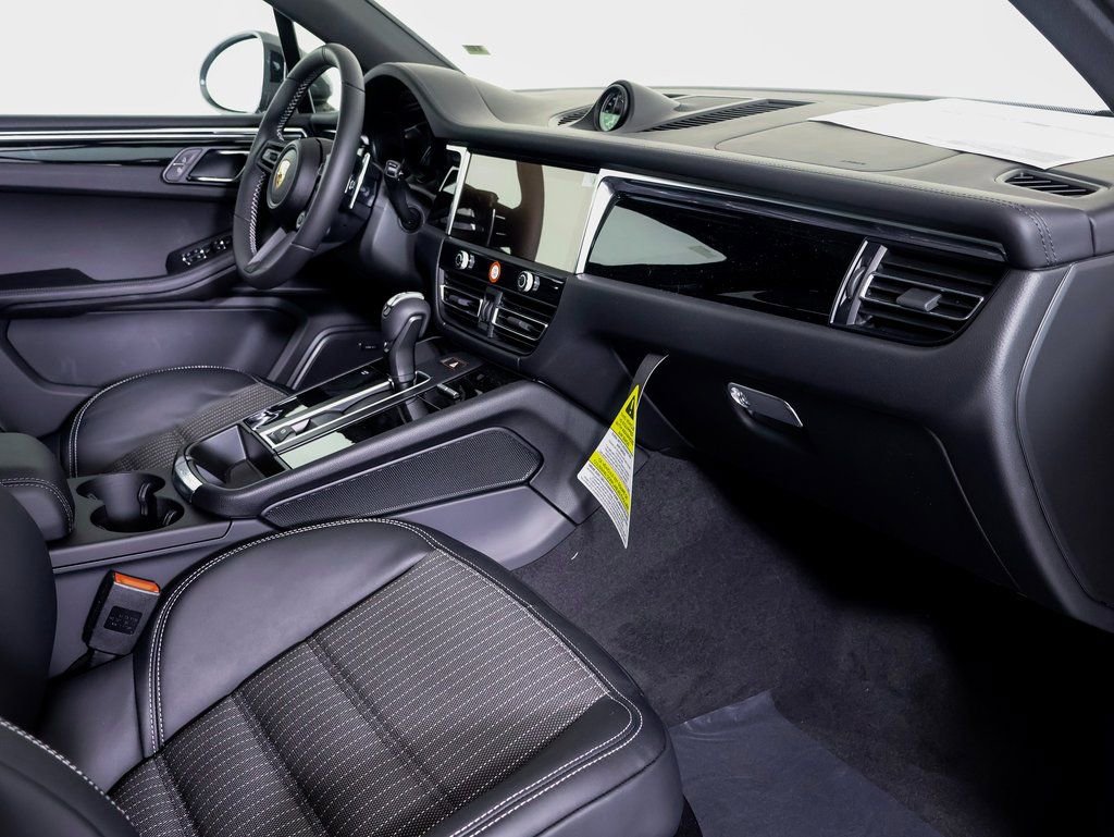 Certified 2025 Porsche Macan Turbo AWD/4WD image 7