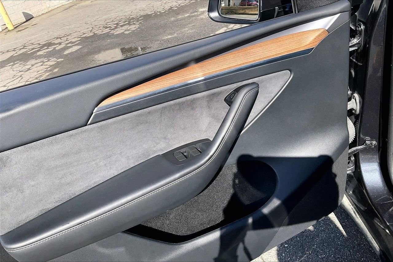 Used 2024 Tesla Model Y Performance image 28