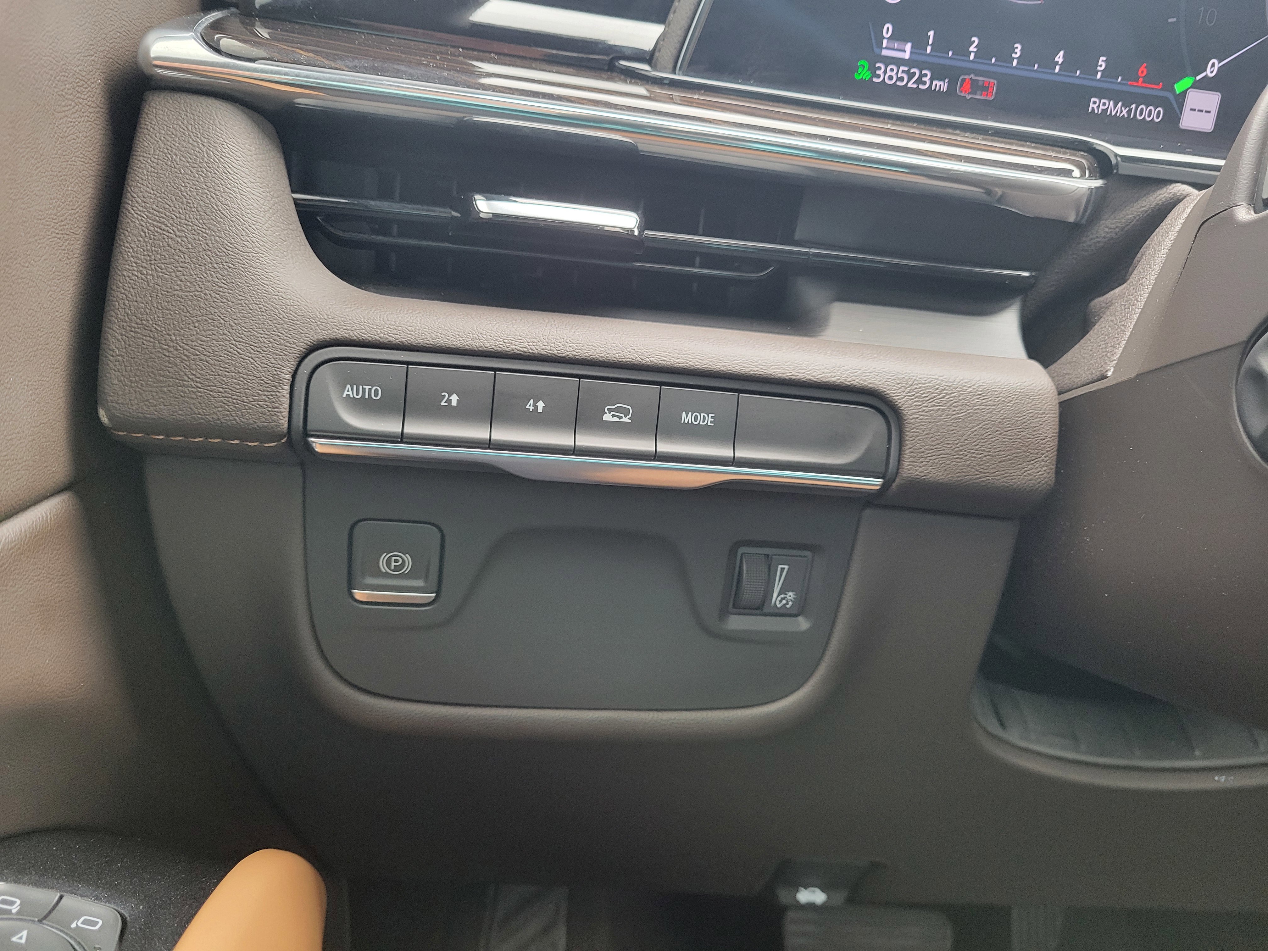 Certified 2023 Cadillac Escalade Premium Luxury AWD/4WD image 17