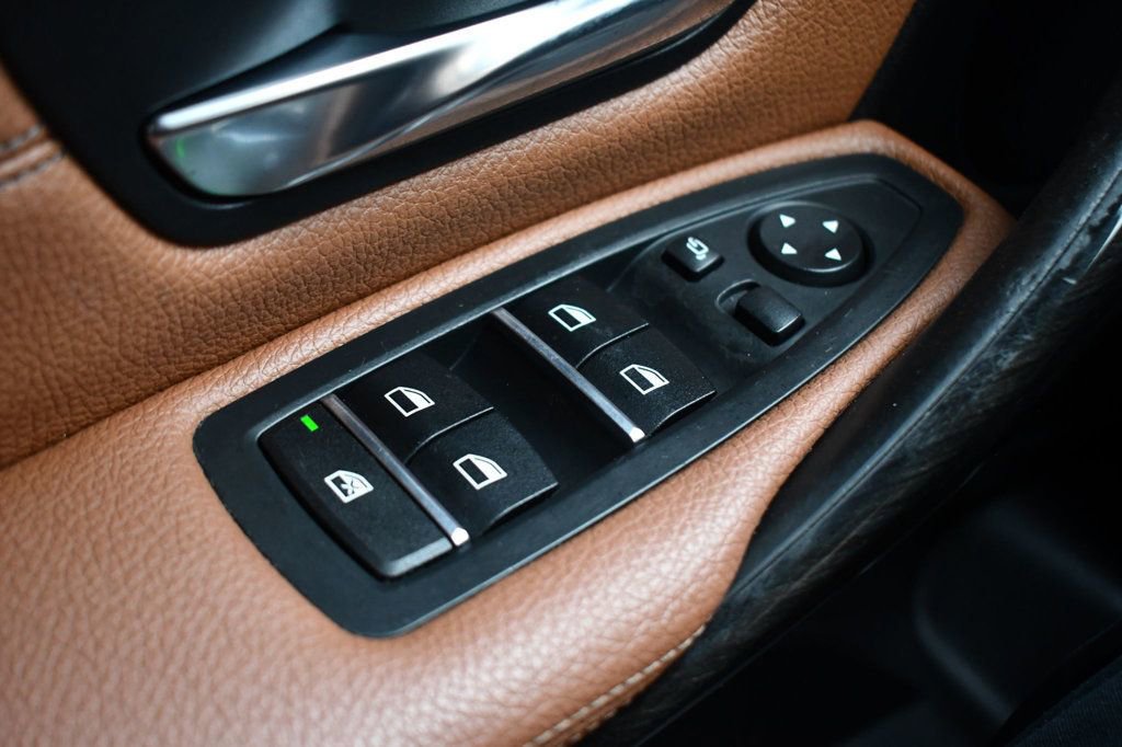 Used 2017 BMW 330i xDrive 330i xDrive image 17