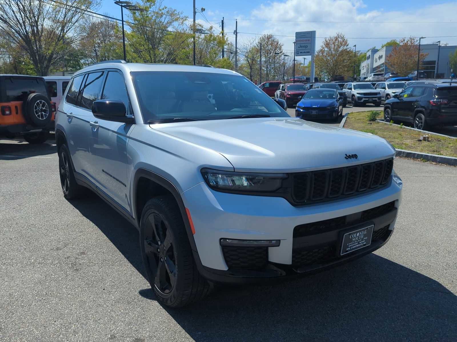 Used 2024 Jeep Grand Cherokee L Limited w/ Black Appearance Package AWD/4WD image 8