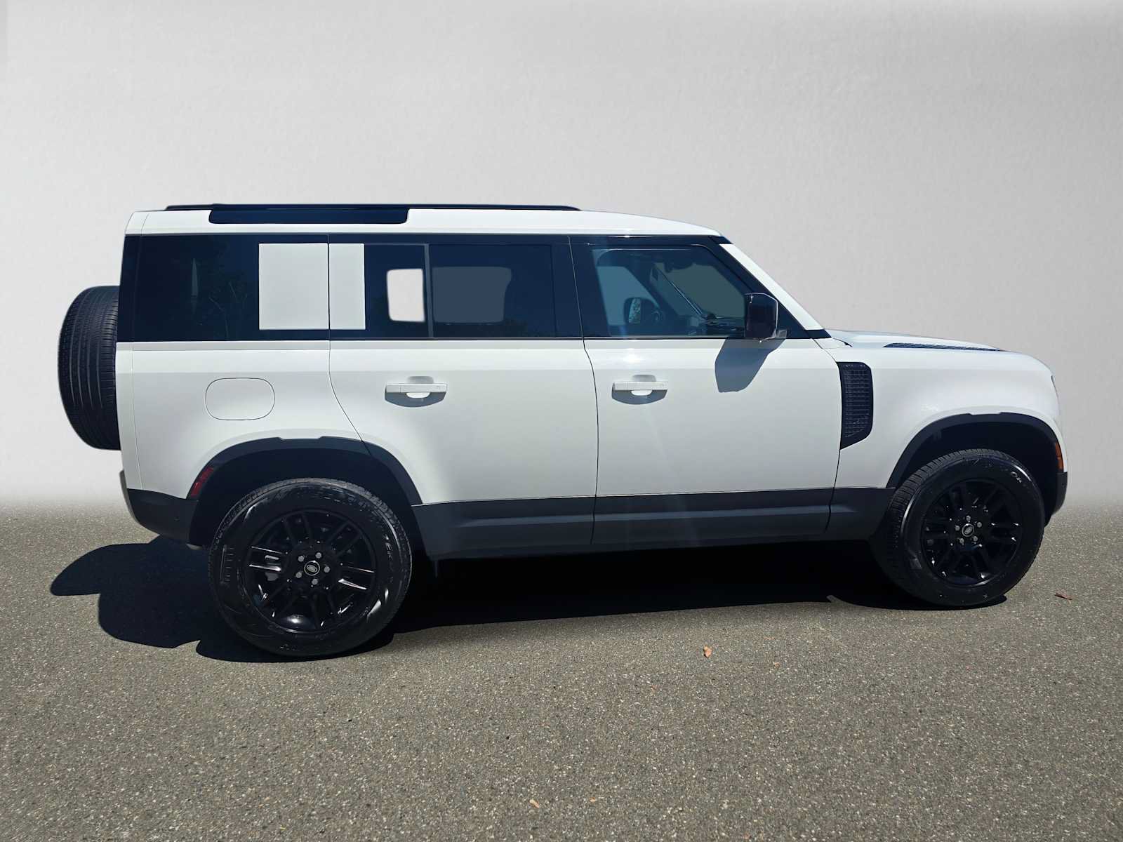 Used 2025 Land Rover Defender 110 S AWD/4WD image 2