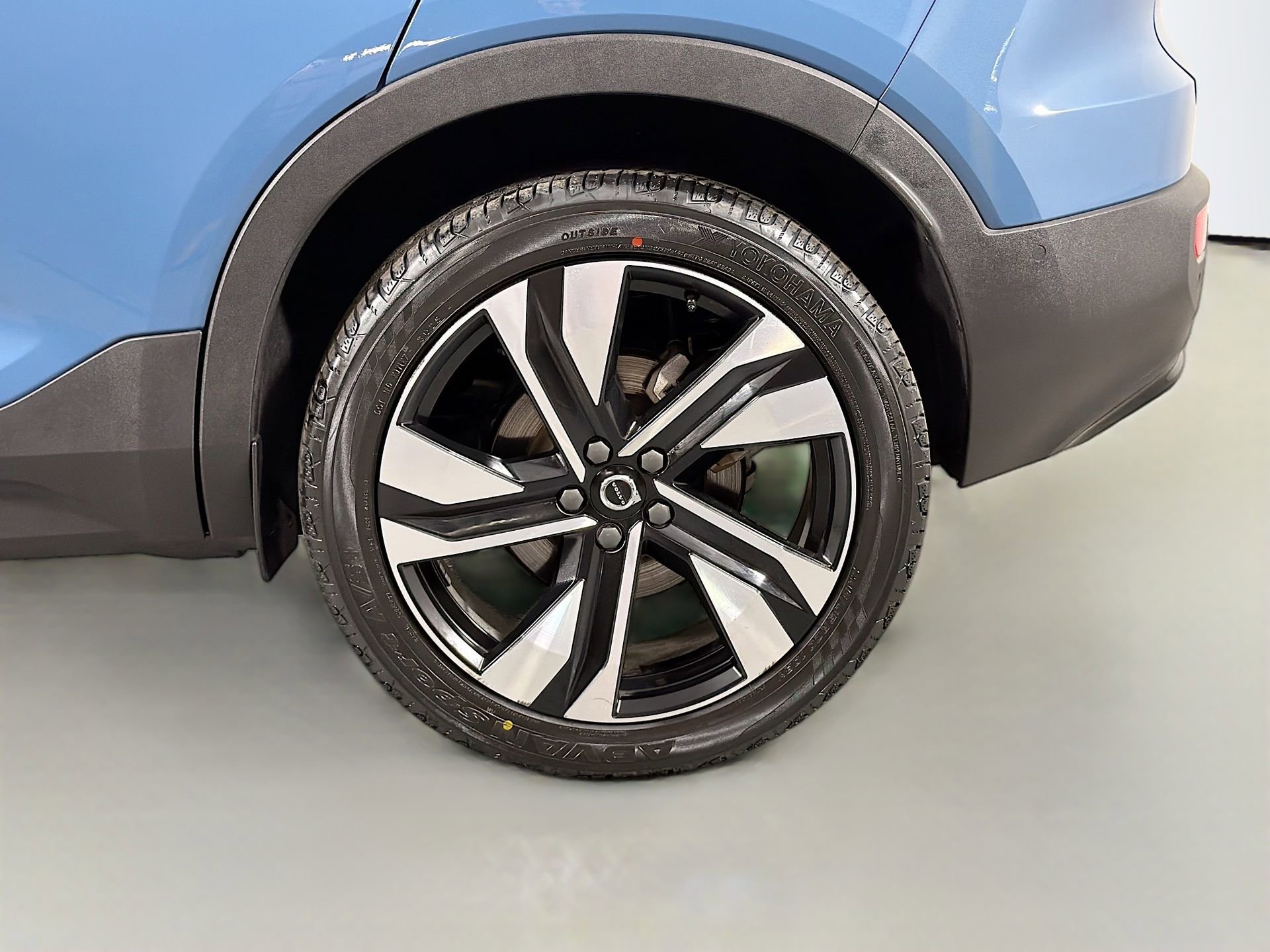 Certified 2023 Volvo XC40 B4 Plus w/ Protection Package Premier image 30