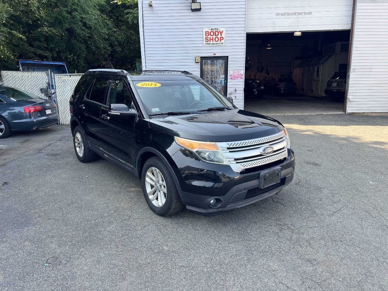Used 2014 Ford Explorer XLT w/ Equipment Group 202A AWD/4WD image 40